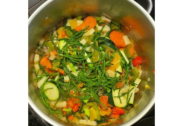 Sopa de legumes com salicórnia fresca